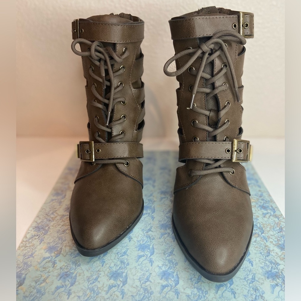 Bamboo~NIB~Faux Leather Lace Up & Double Buckle Cage Style Ankle Boot~Size 10 - Picture 3 of 14